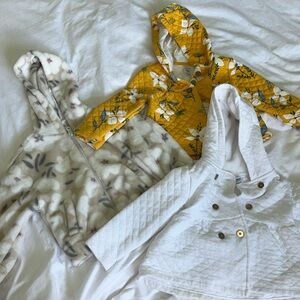 2T Carter’s sweaters for girls great condition